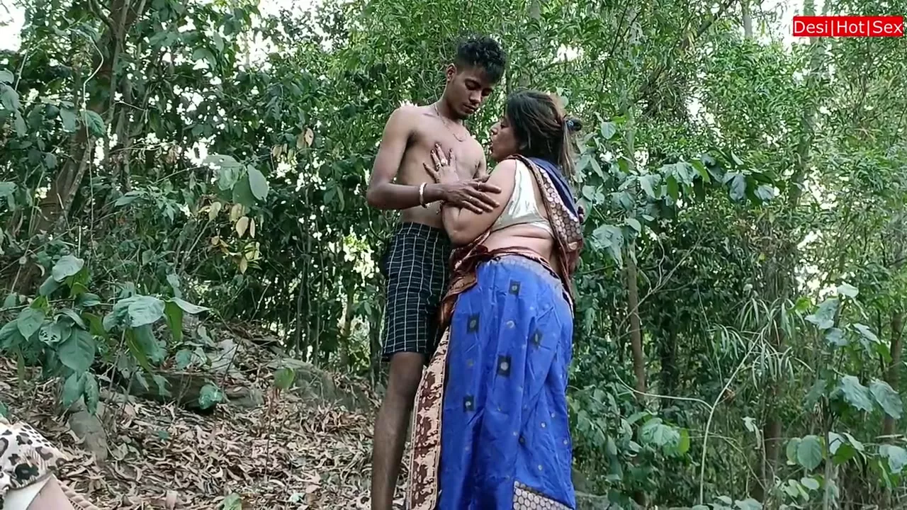 Hot Aunty Having Sex with Thief at Garden