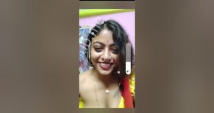 Desi Aunty Teases with Deep Cleavage Then Flashes Boobs on Tango 121 Live